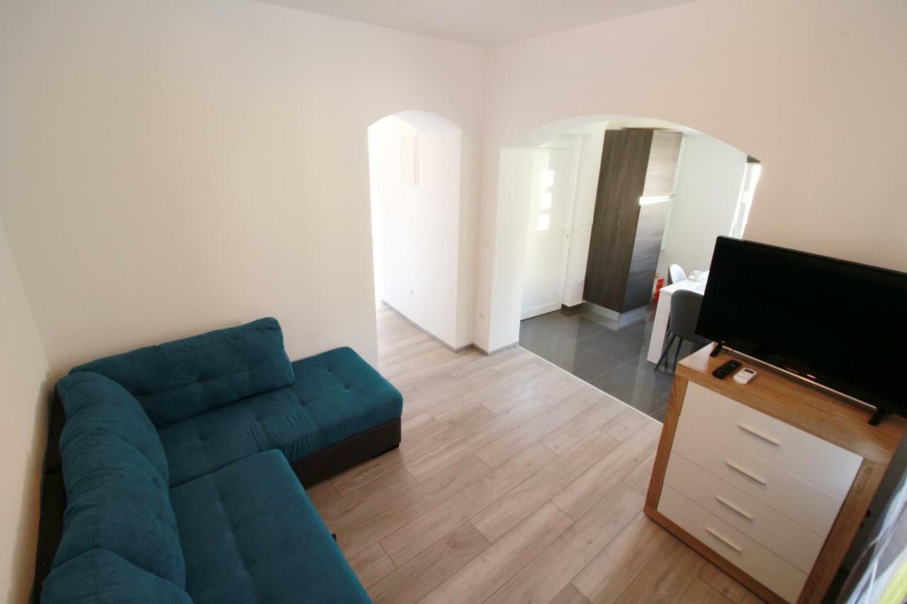 Apartment Sara With Seaview เพทรอซาเน ภายนอก รูปภาพ