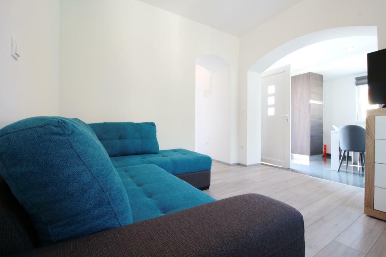 Apartment Sara With Seaview เพทรอซาเน ภายนอก รูปภาพ