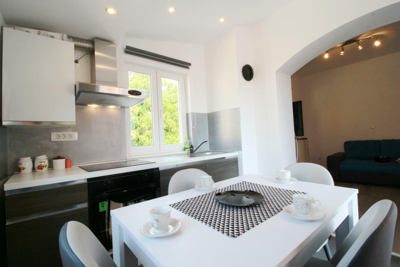 Apartment Sara With Seaview เพทรอซาเน ภายนอก รูปภาพ