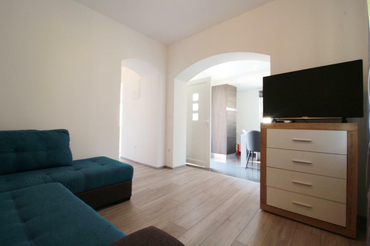 Apartment Sara With Seaview เพทรอซาเน ภายนอก รูปภาพ